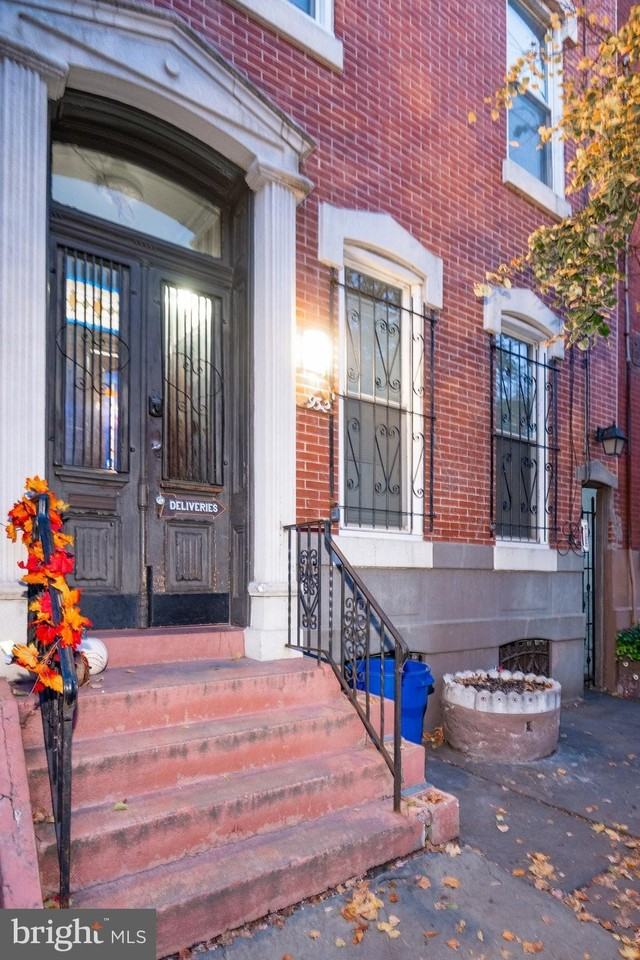 932 N 5th St 3rd Fl - Photo 2 of 28