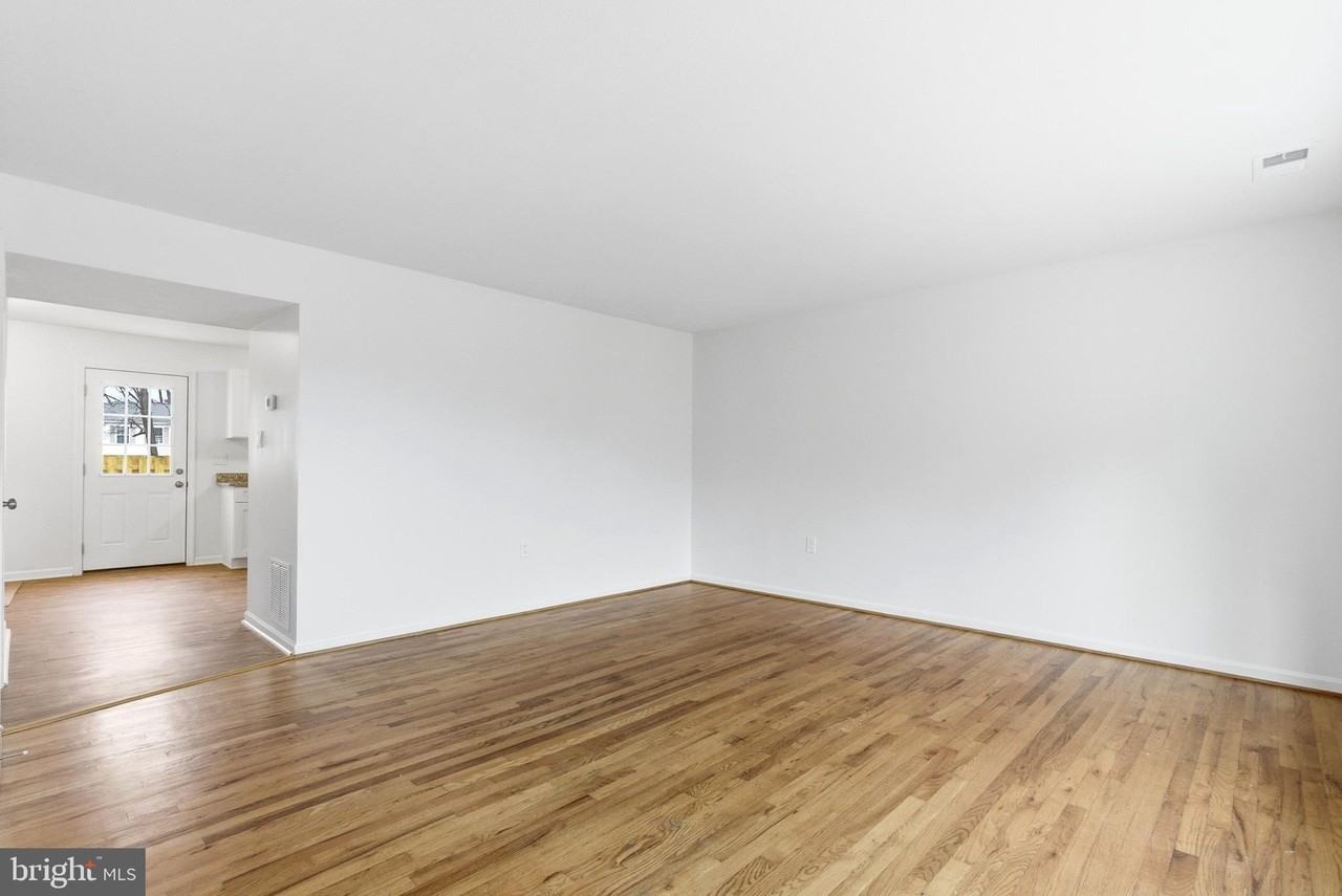 233 Nottoway Dr - Photo 3 of 17