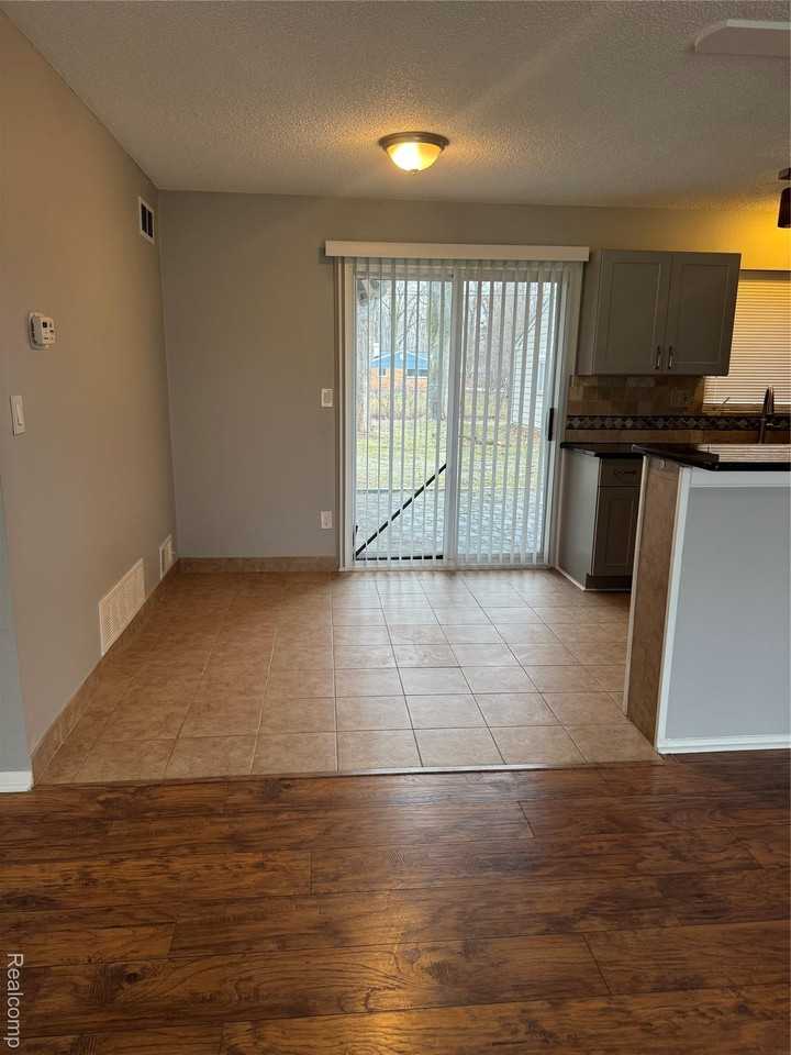 2559 Depew Dr - Photo 7 of 28