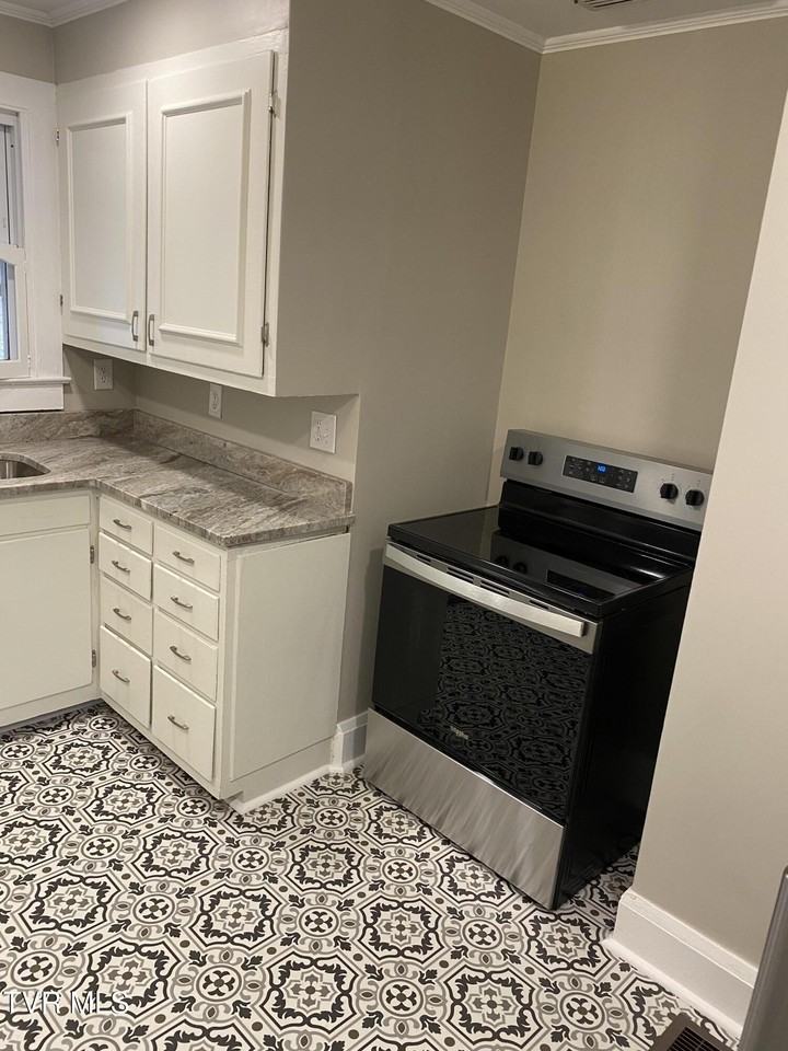 315 Oak Grove Ave - Photo 3 of 11