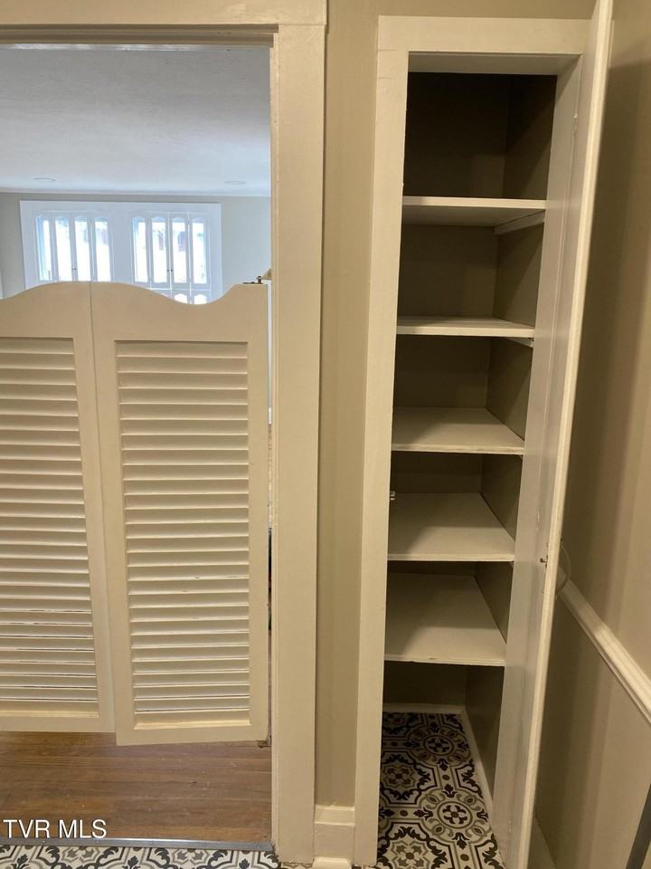 315 Oak Grove Ave - Photo 4 of 11