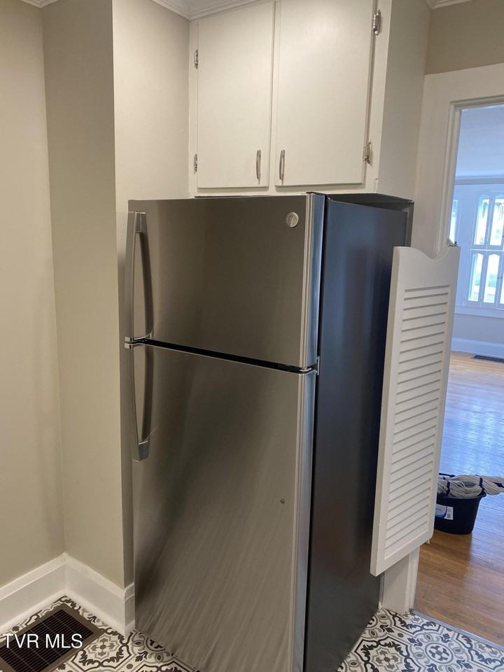 315 Oak Grove Ave - Photo 5 of 11