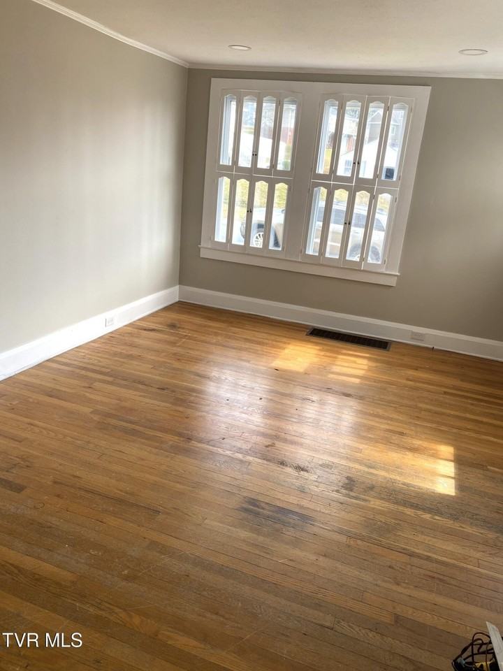 315 Oak Grove Ave - Photo 6 of 11