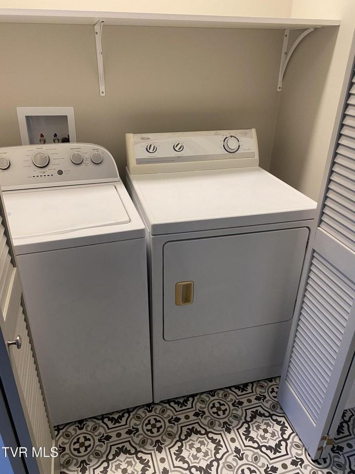 315 Oak Grove Ave - Photo 7 of 11