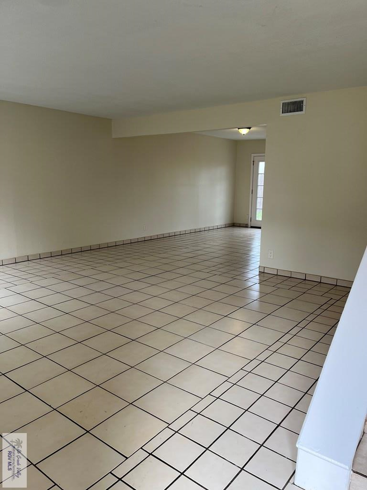 554 Galveston Rd Apt C - Photo 3 of 16