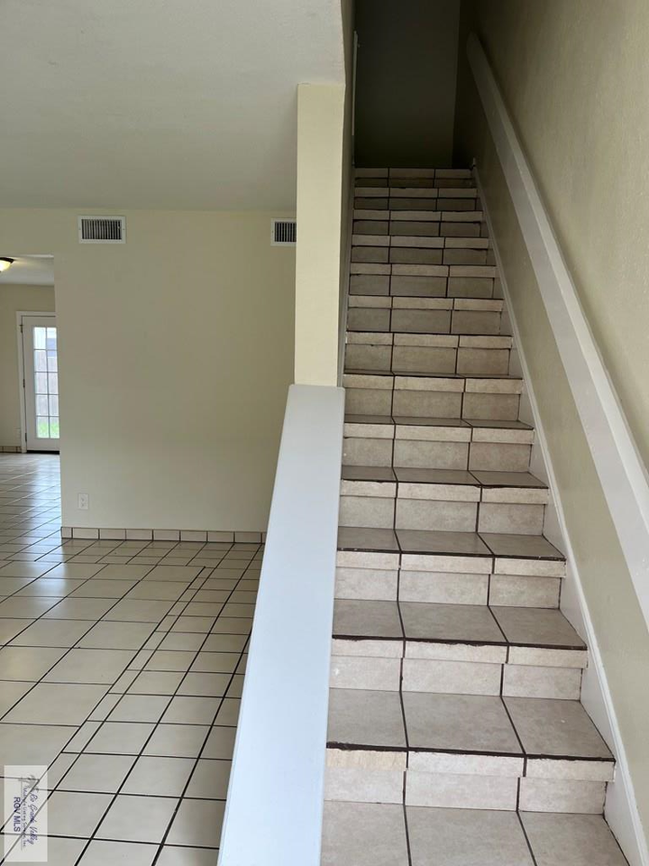 554 Galveston Rd Apt C - Photo 4 of 16