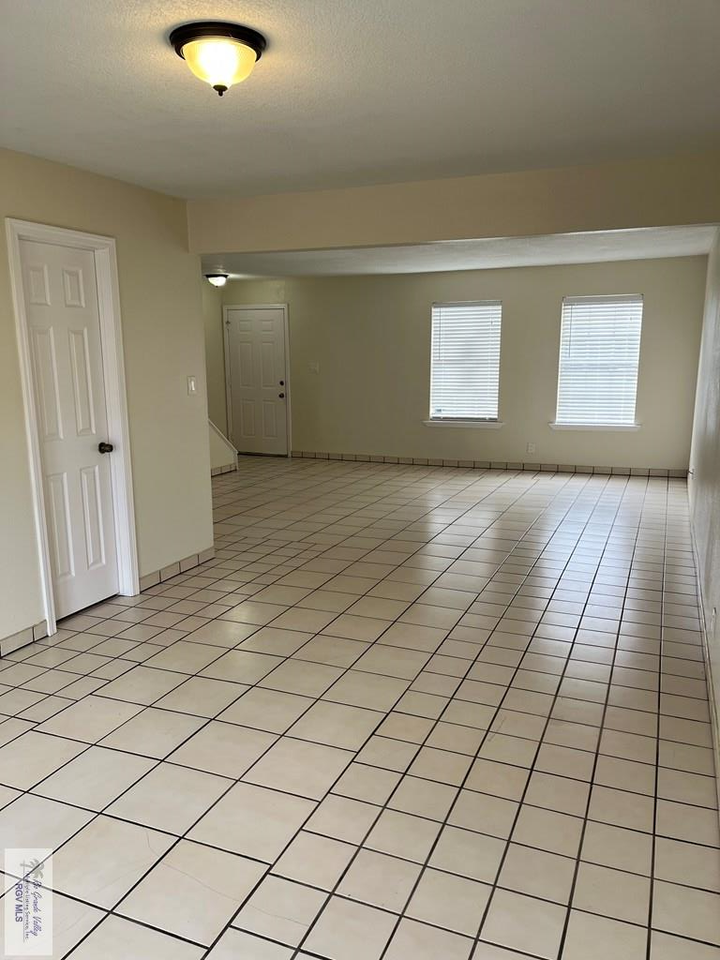 554 Galveston Rd Apt C - Photo 5 of 16