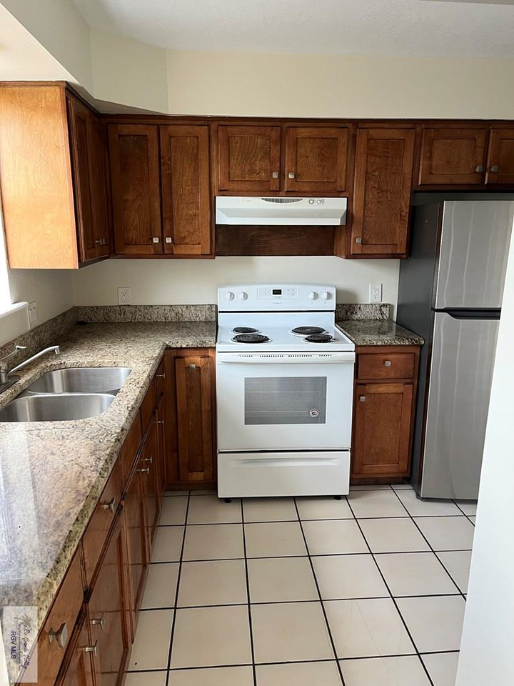 554 Galveston Rd Apt C - Photo 6 of 16