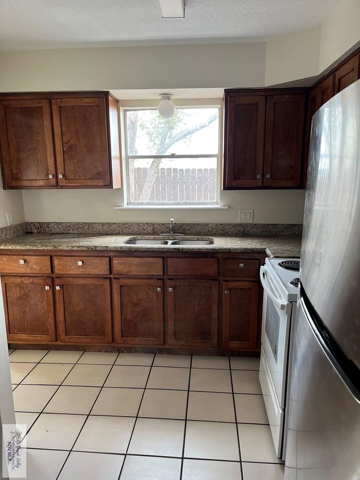 554 Galveston Rd Apt C - Photo 7 of 16