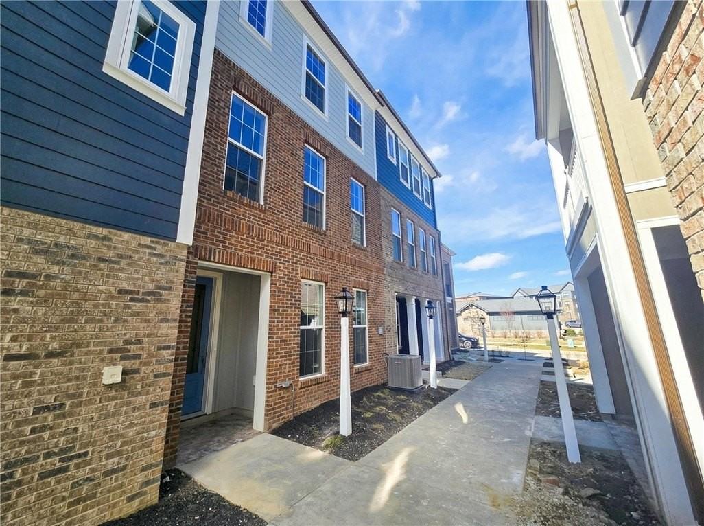 305 Frederick Way - Photo 3 of 45