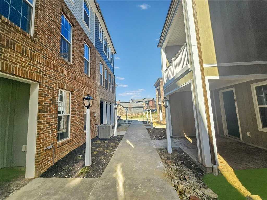 305 Frederick Way - Photo 4 of 45