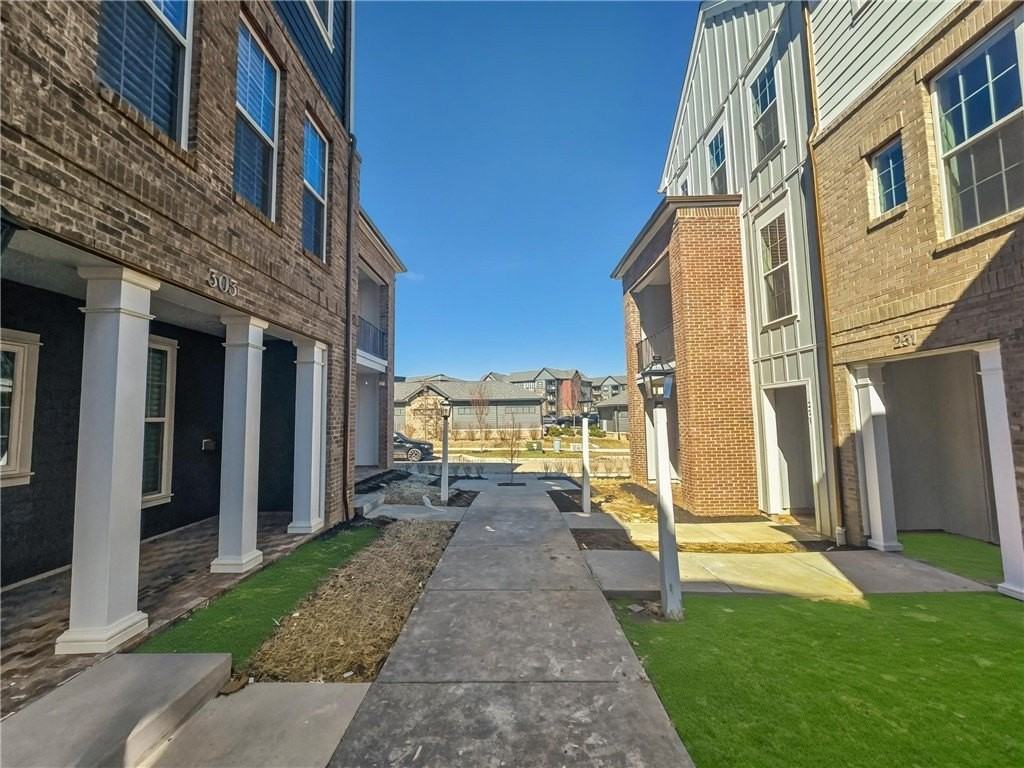 305 Frederick Way - Photo 5 of 45