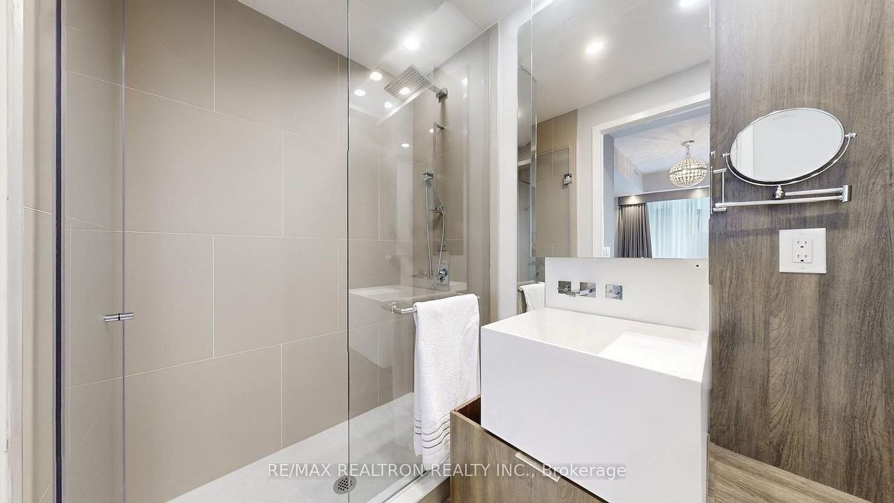 1 Bloor Street East - Photo 9