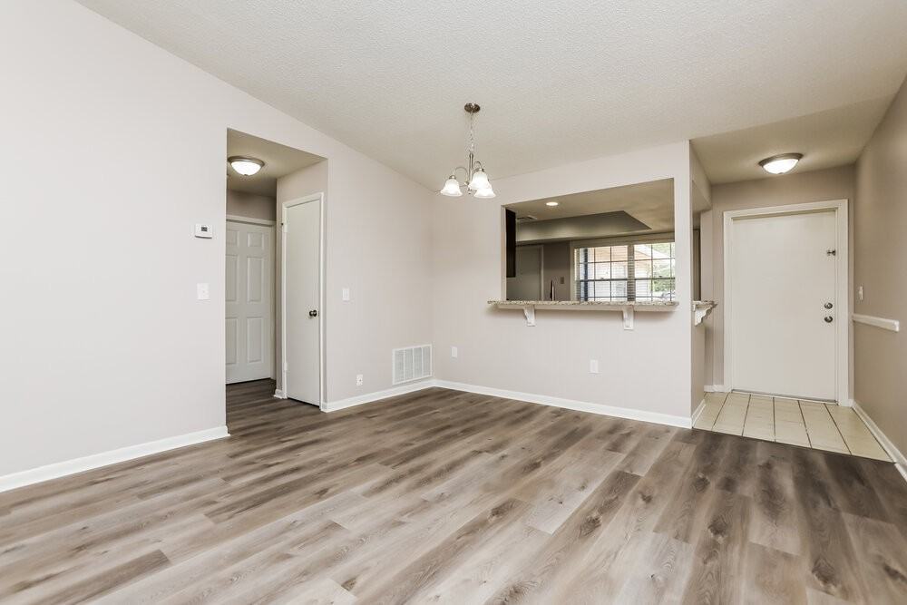 4406 Suntree Blvd - Photo 5 of 16