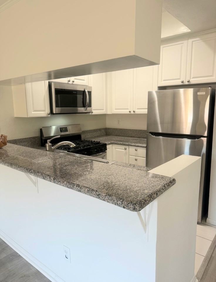 868 South Kingsley Drive - Photo 2 of 10