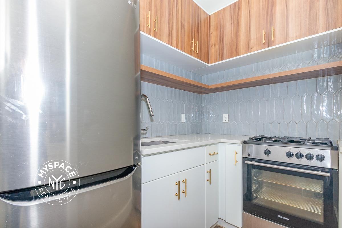 492 Gates Ave #2B - Photo 2 of 11