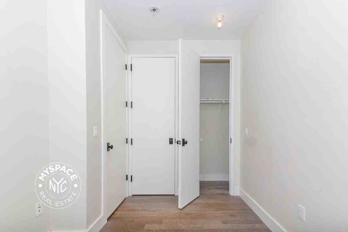 492 Gates Ave #2B - Photo 6 of 11