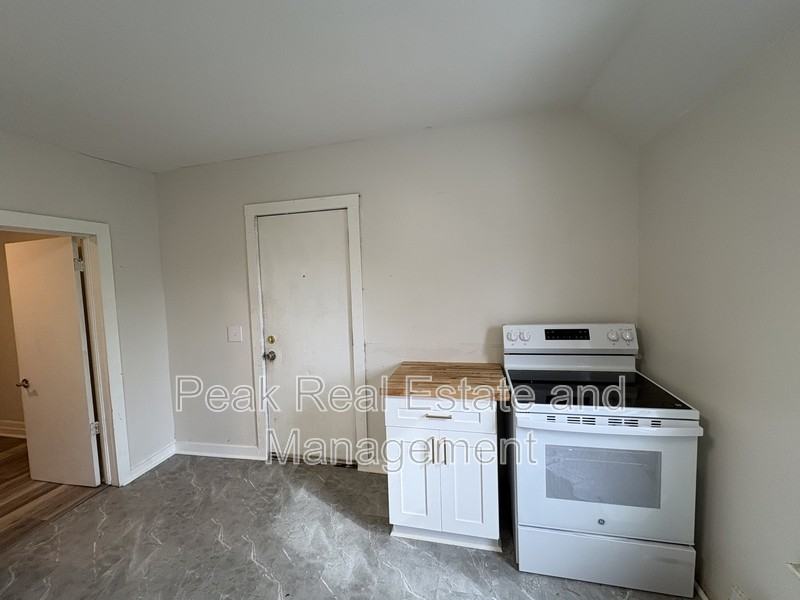 744 Oakland Ave Sw - Photo 4 of 9