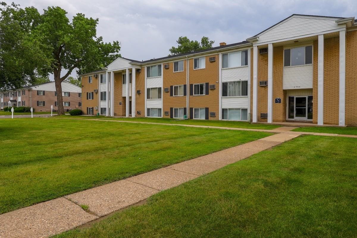 Cherry Hill Manor Apartments - Photo 4 of 16