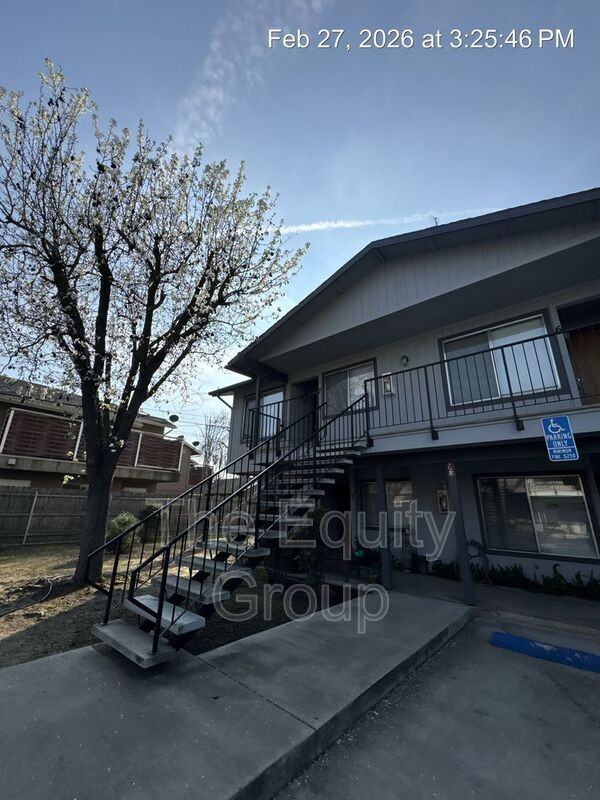 701 E Noble #7 - Photo 2 of 28