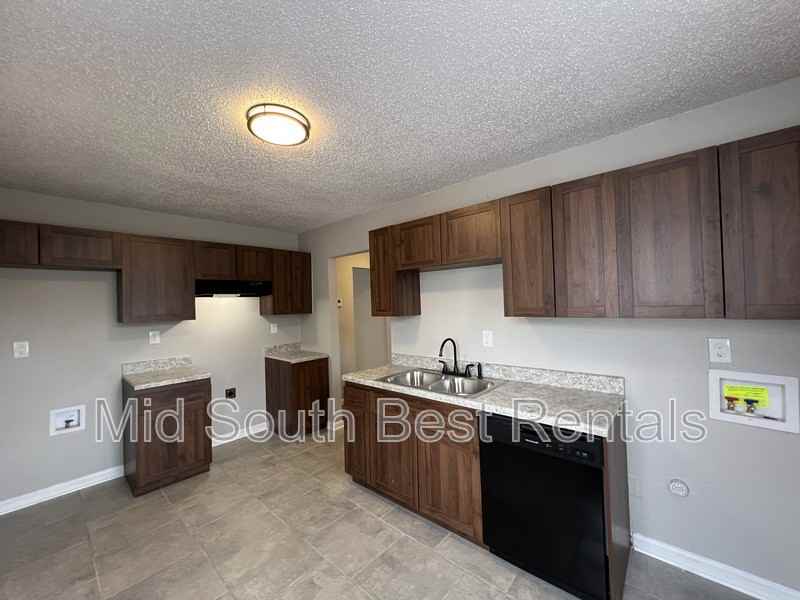 1467 S Montgomery St - Photo 2 of 10