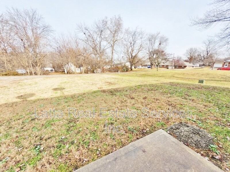 304 W Broadway St - Photo 2 of 9