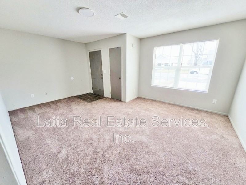 304 W Broadway St - Photo 3 of 9