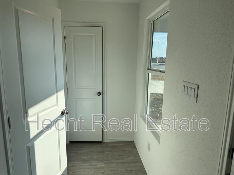 9037 James Bowie - Photo 4 of 33