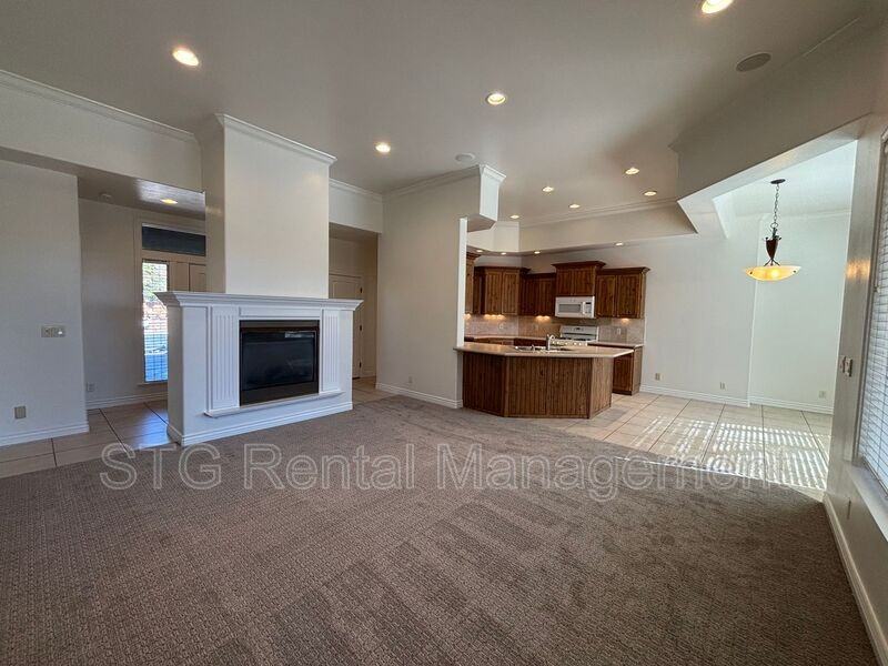 348 Es - Photo 6 of 34