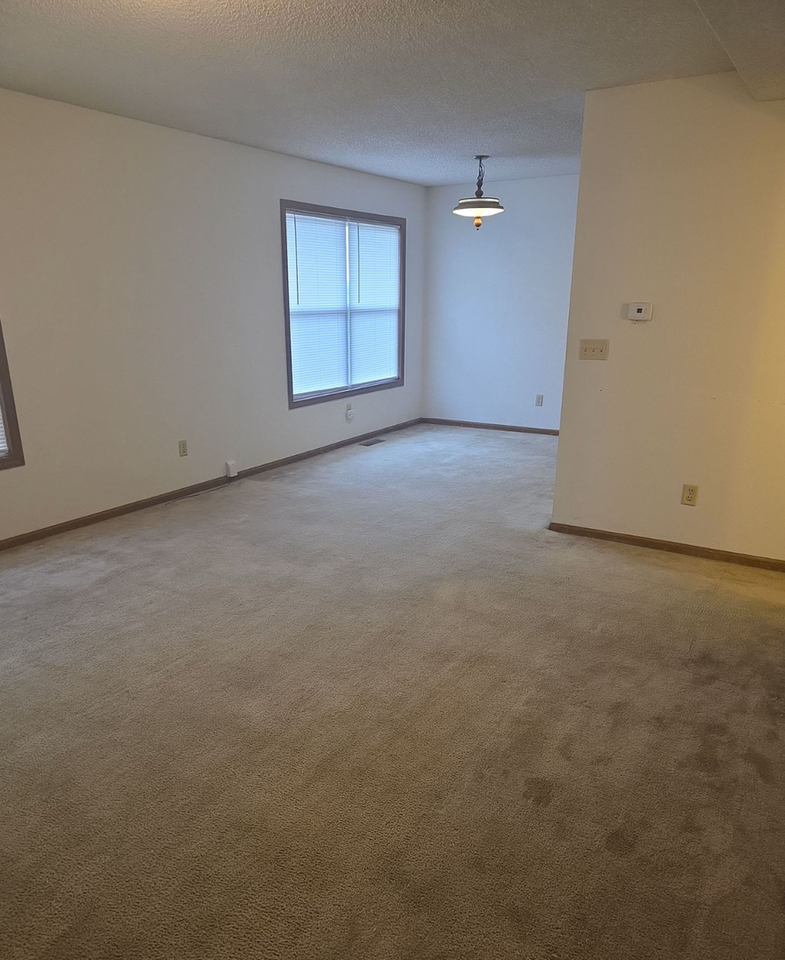 2754 S Glenview Ave - Photo 4 of 12