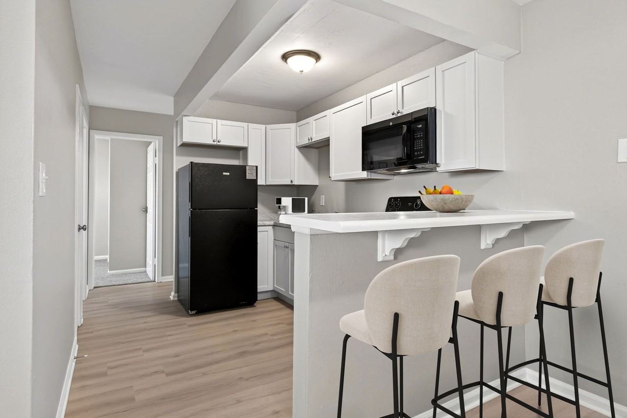 Monroe Terrace Apartments - Photo 4 of 13