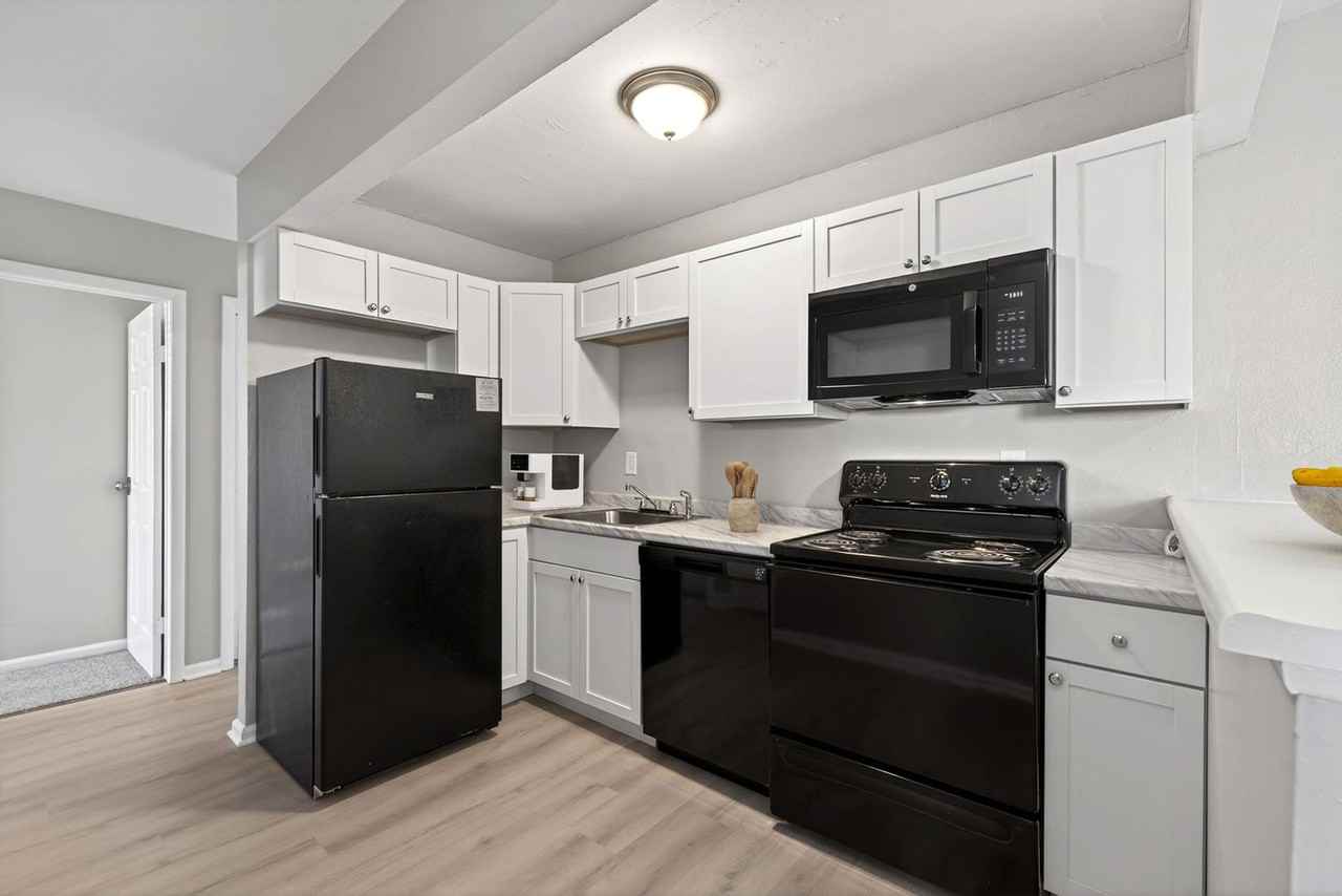 Monroe Terrace Apartments - Photo 5 of 13