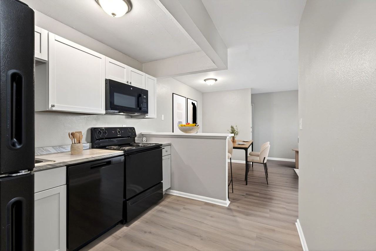 Monroe Terrace Apartments - Photo 6 of 13