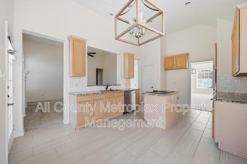 3421 Devonshire Ct - Photo 3 of 12