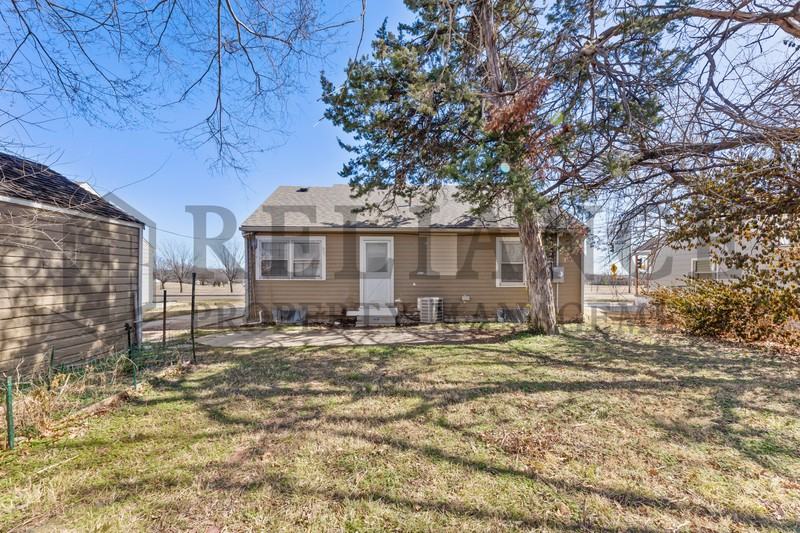 921 N Edgemoor St - Photo 4 of 20