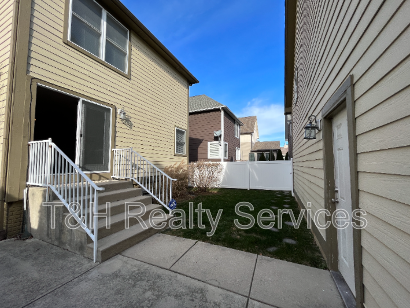 2029 Ruckle St - Photo 5 of 33