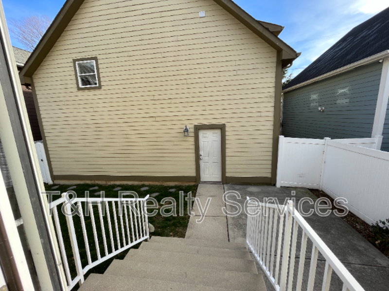 2029 Ruckle St - Photo 7 of 33