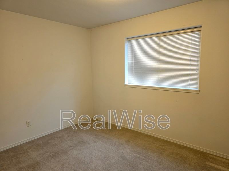 931 Ne Hidden Valley Dr - Photo 7 of 12