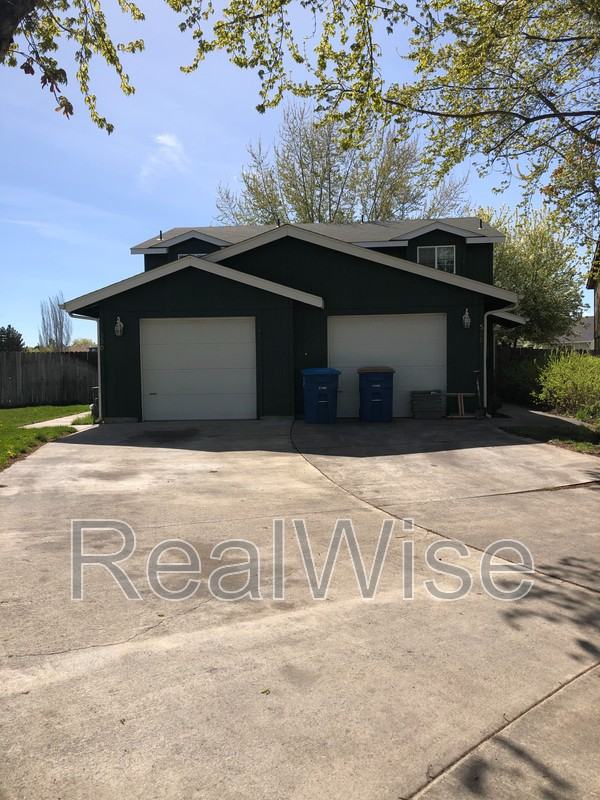 550 Ne Negus Loop - Photo 2 of 32