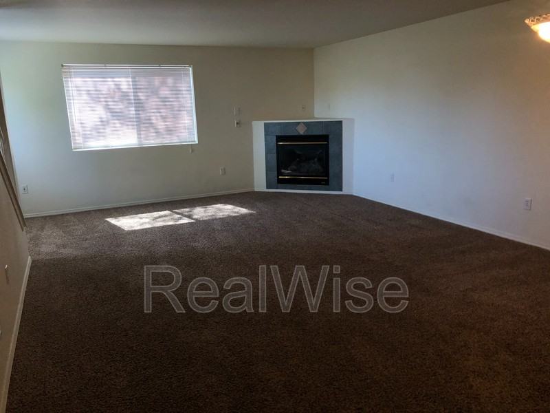 550 Ne Negus Loop - Photo 4 of 32