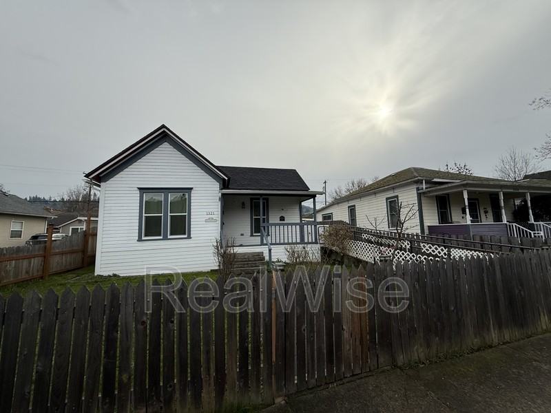 1321 Se Mill St - Photo 4 of 19