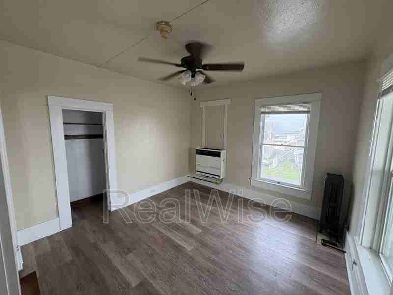 605 Se Mosher Ave #2 - Photo 3 of 16