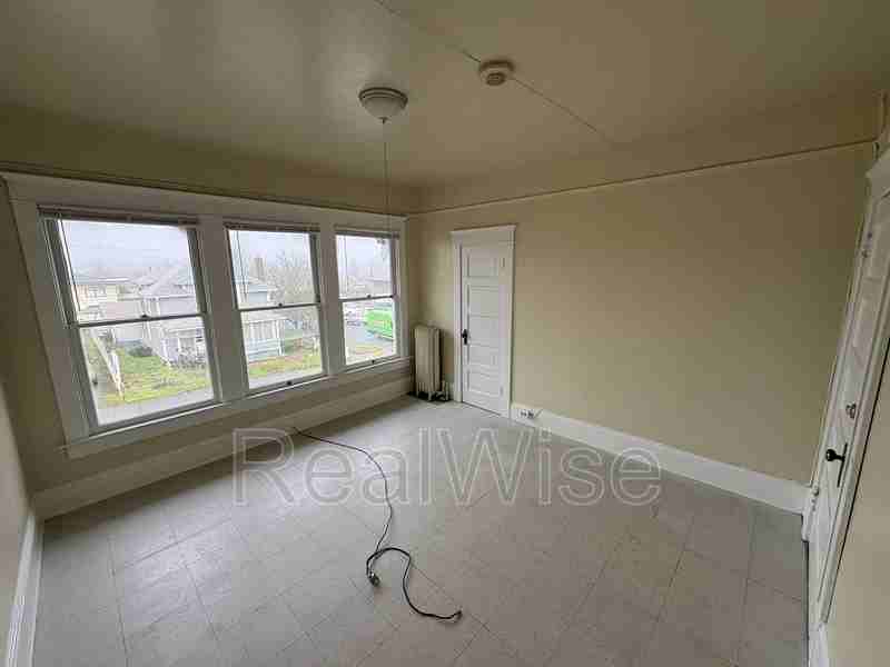 605 Se Mosher Ave #2 - Photo 4 of 16