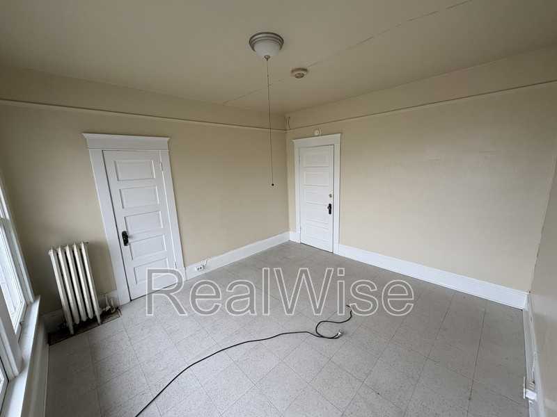 605 Se Mosher Ave #2 - Photo 5 of 16