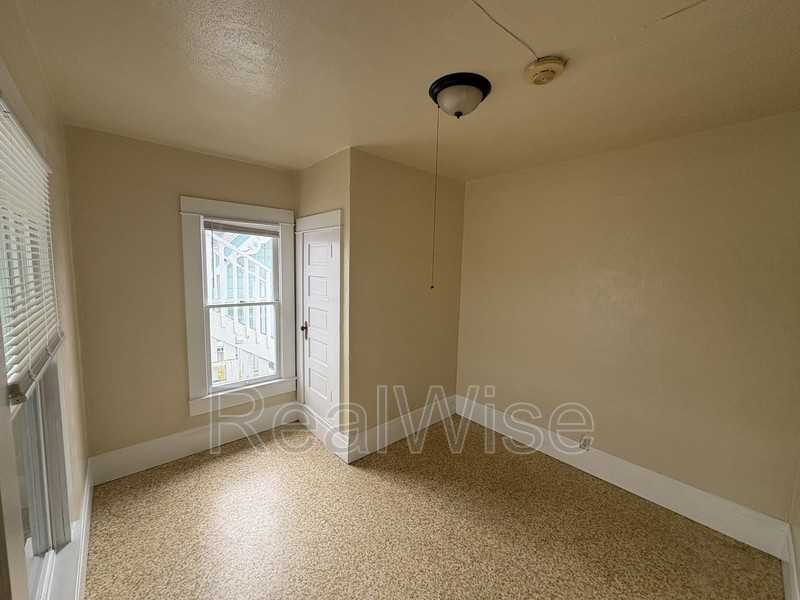 605 Se Mosher Ave #2 - Photo 6 of 16