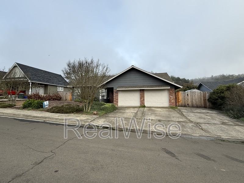 2240 Nw Cabrillo Ct - Photo 2 of 7