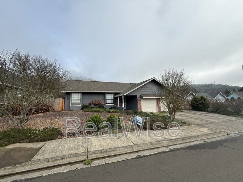 2240 Nw Cabrillo Ct - Photo 3 of 7