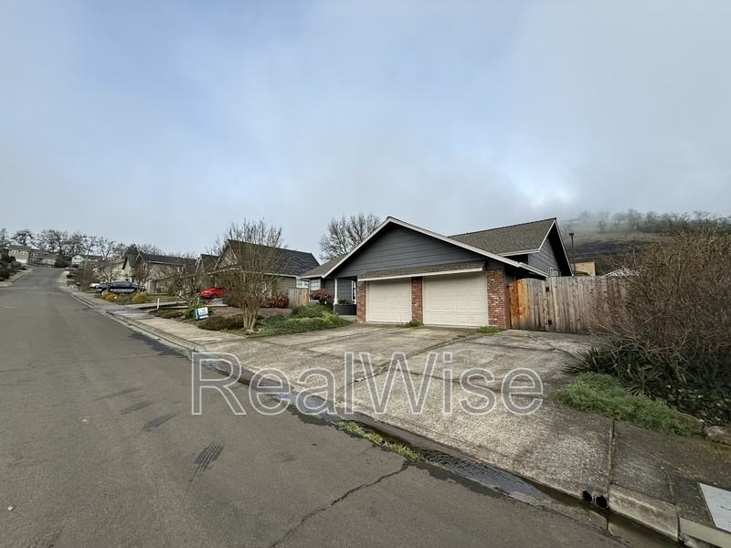 2240 Nw Cabrillo Ct - Photo 4 of 7