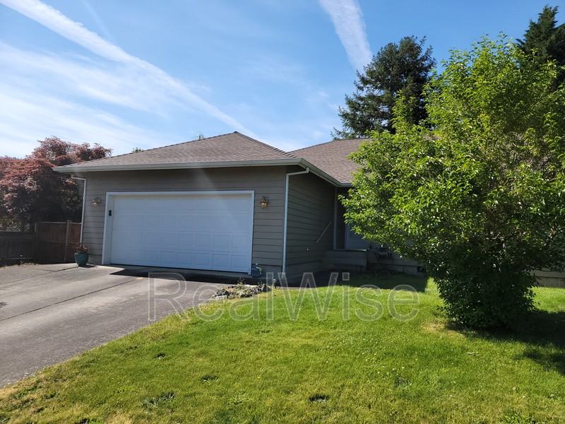 2301 Se Chinaberry Ave - Photo 2 of 11