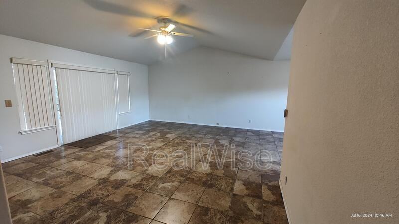 2301 Se Chinaberry Ave - Photo 3 of 11